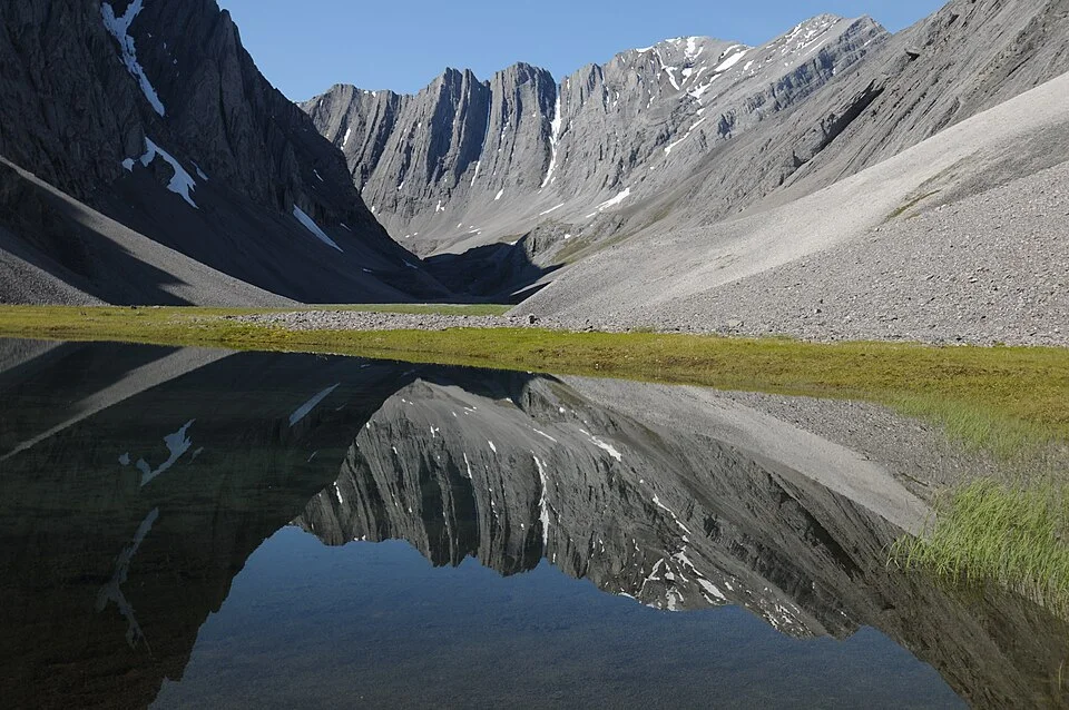 A tarn in Oolah Valley, Gates of the Arctic National Park and Preserve, Alaska: a comparative glacial-landform example.