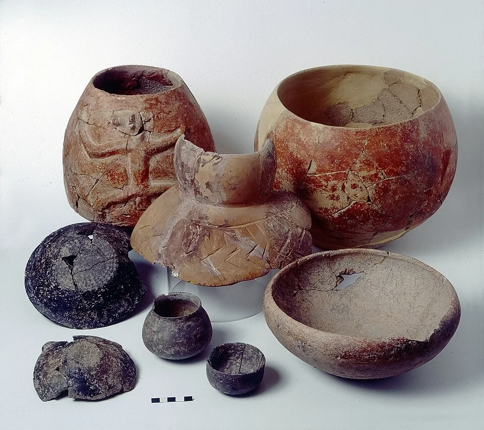 Pottery identified as Early Chalcolithic from Hazireah; a comparative illustration, not evidence for Indian cultures.