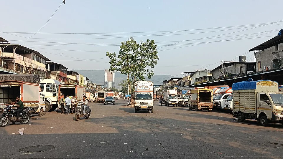 Fruit market at APMC Market, Turbhe, illustrating an Indian regulated agricultural market setting.