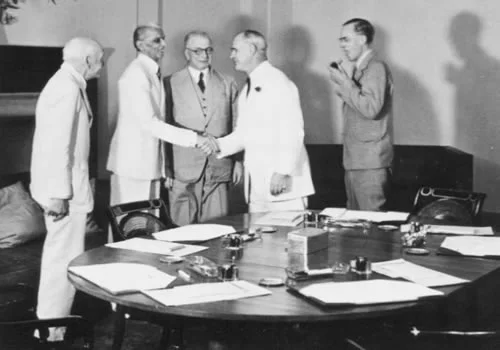 Cabinet Mission meeting Muhammad Ali Jinnah in 1946, according to the photograph’s metadata.