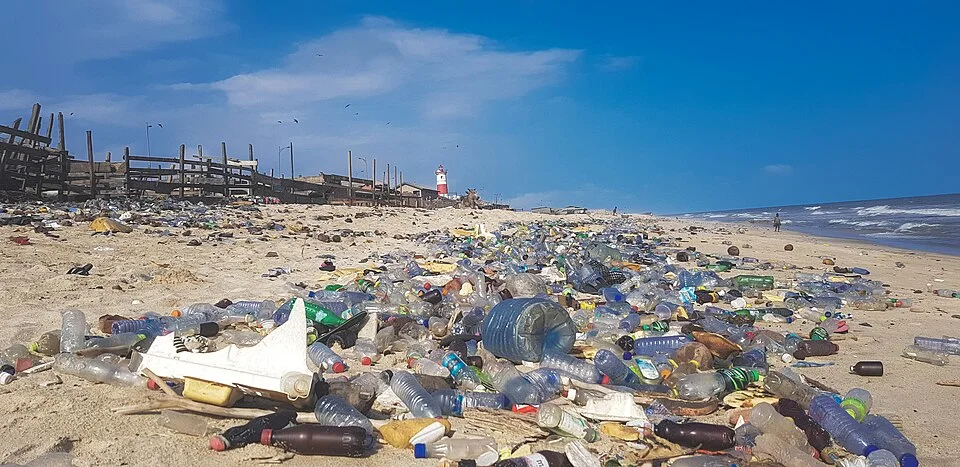 Plastic pollution on an Accra beach, Ghana: a comparative coastal example.