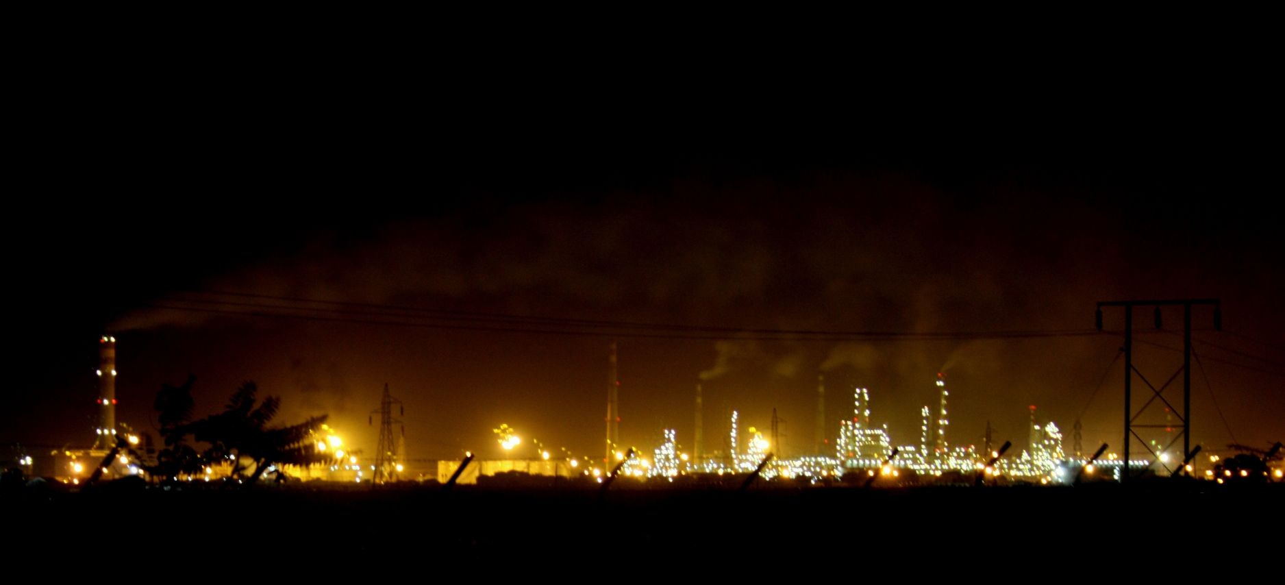 Reference view of the Essar Oil Refinery at Vadinar, near Jamnagar. Refining infrastructure provides context for India’s need to maintain affordable crude supplies while diversifying sources.