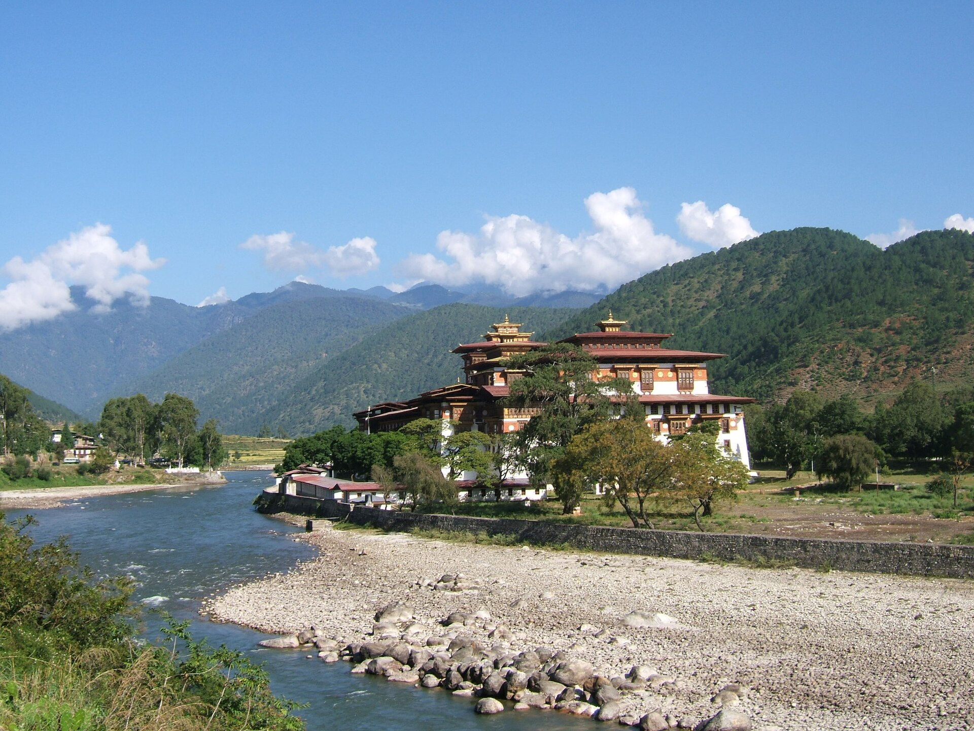 Reference view of Bhutan’s Punakha valley and Mo Chhu River in October 2006, showing the river-valley setting downstream of the high mountains; not an image of the reported outburst.
